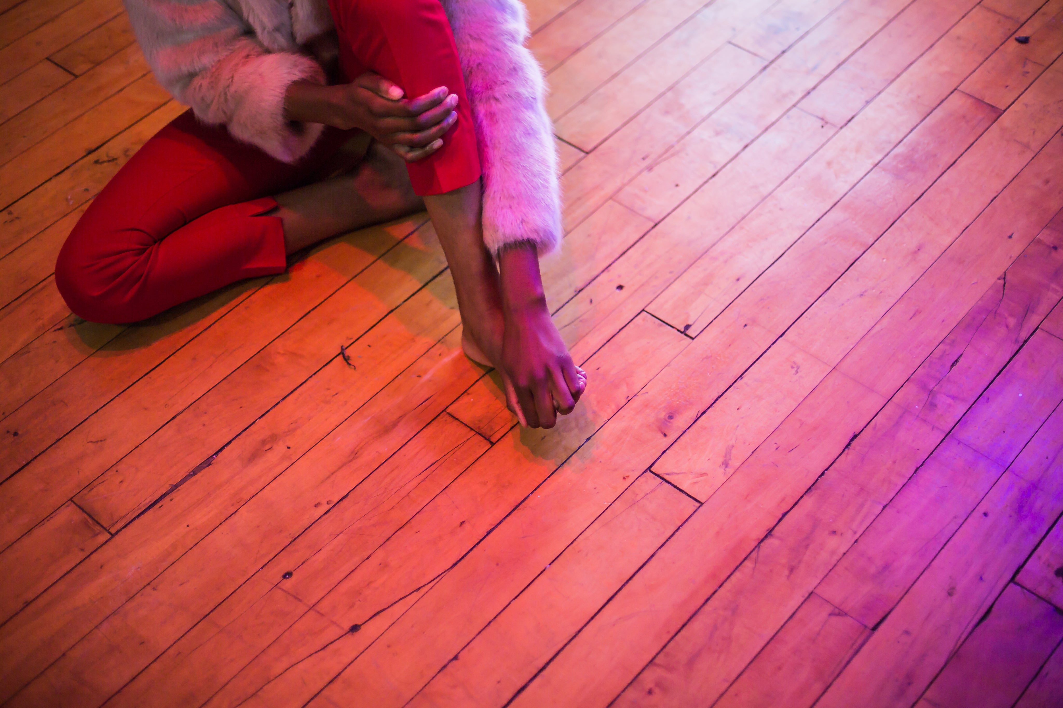 files/woman-sitting-on-floor.jpg